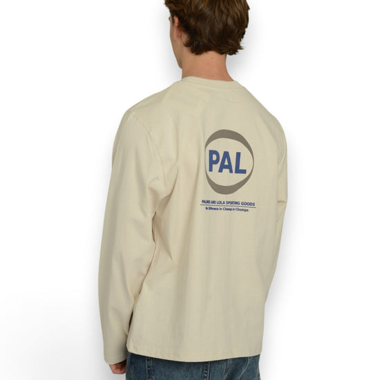 PAL Sporting Goods Pre Game Longsleeve in Marshmallow, gedragen achteraanzicht met groot PAL-logo op de rug.