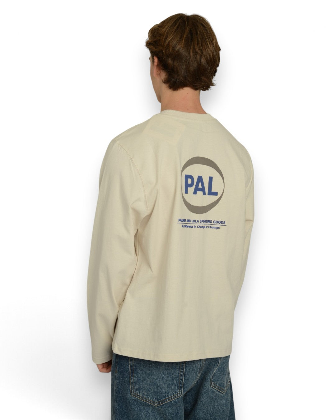 PAL Sporting Goods Pre Game Longsleeve in Marshmallow, gedragen achteraanzicht met groot PAL-logo op de rug.