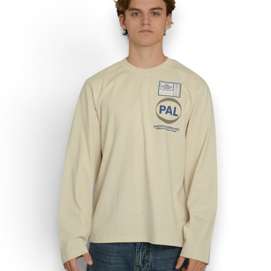 PAL Sporting Goods Pre Game Longsleeve in Marshmallow, gedragen vooraanzicht met ronde hals en borstlogo.