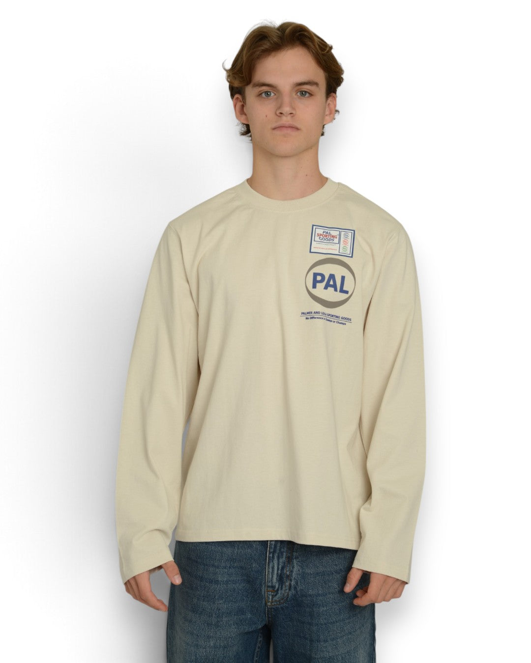 PAL Sporting Goods Pre Game Longsleeve in Marshmallow, gedragen vooraanzicht met ronde hals en borstlogo.