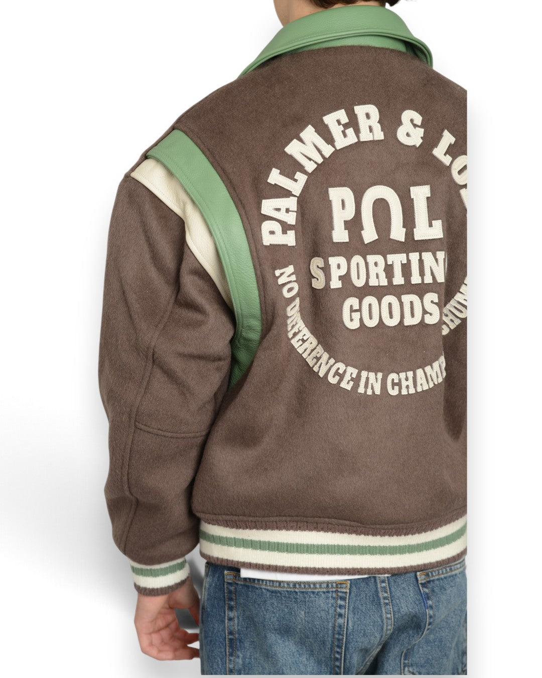 Detail van de PAL-rugborduring, groene schouderpanelen en gestreepte boord op de Ranch Varsity Jacket in Deep Mahogany.