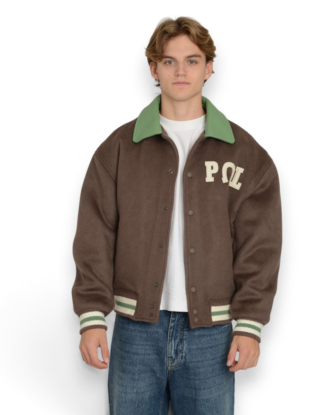 PAL Sporting Goods Ranch Varsity Jacket in Deep Mahogany, gedragen vooraanzicht met borstlogo, groene kraag en contrasterende boorden.
