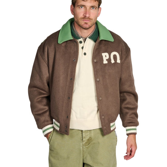 PAL Sporting Goods Ranch Varsity Jacket in Deep Mahogany, gedragen vooraanzicht met groene kraag en Gallop Barrel Leg broek.