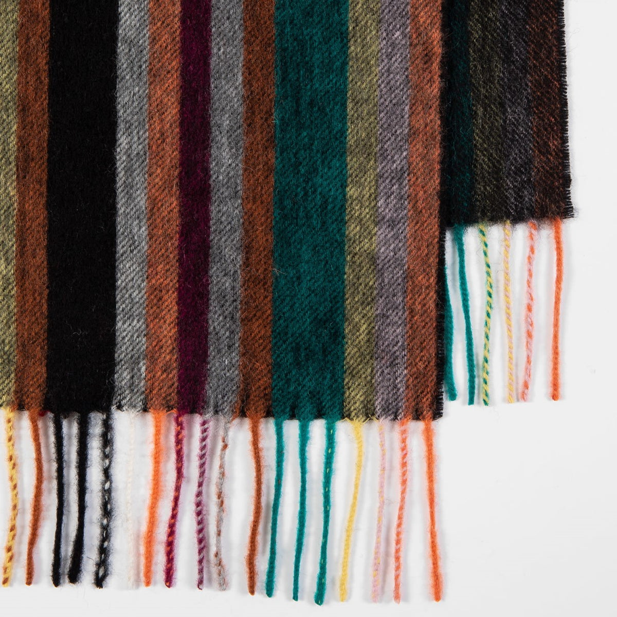 Detail van het gestreepte uiteinde en de franjes van de Paul Smith Allover Stripe sjaal