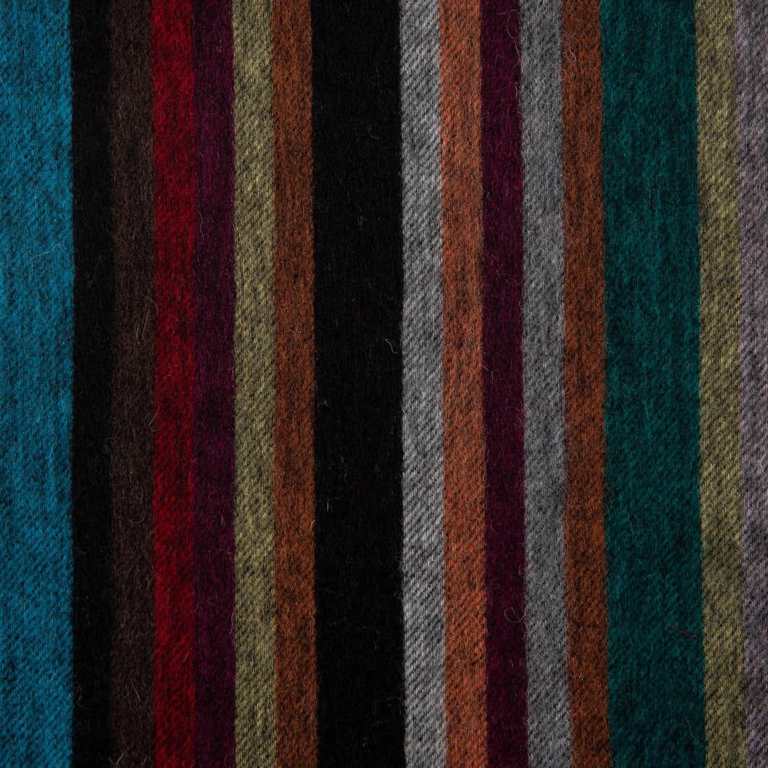 Detail van de brede en smalle kleurstrepen in de Paul Smith Allover Stripe sjaal