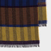Detail van Paul Smith sjaal met blauwe, bruine en gele vakken en fijne franjes
