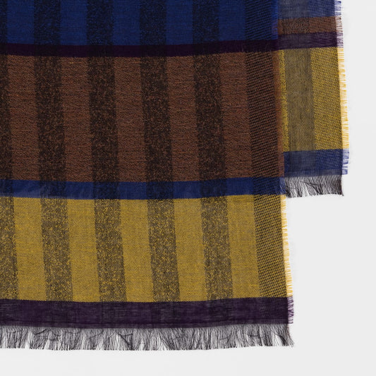 Detail van Paul Smith sjaal met blauwe, bruine en gele vakken en fijne franjes