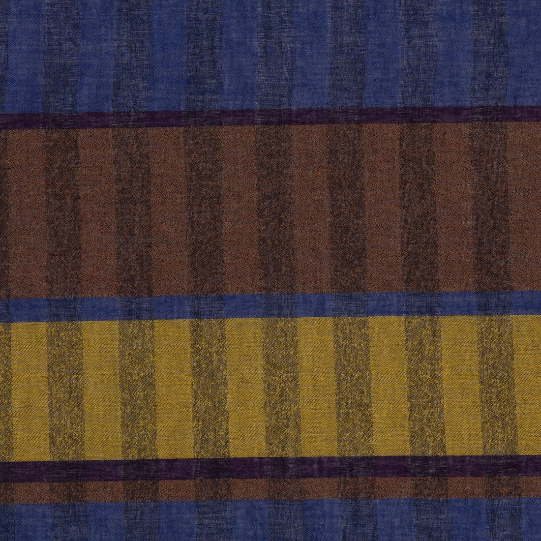 Patroondetail van Paul Smith sjaal in blauw, bruin, geel en zwart