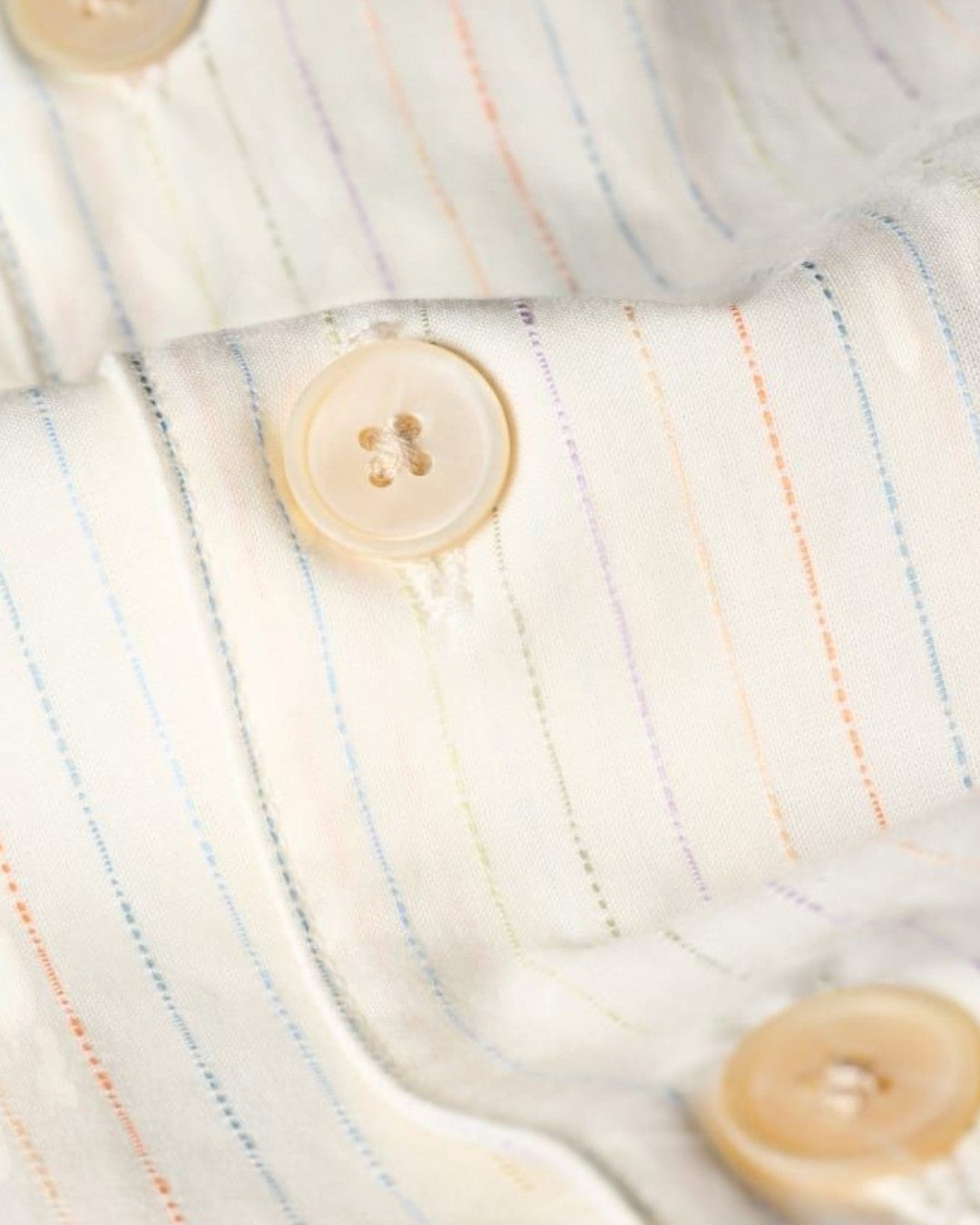 Paul Smith licht hemd met fijne multicolour strepen, detail knoopsluiting