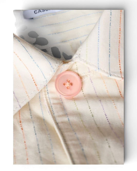 Paul Smith licht hemd met fijne multicolour strepen, detail kraag roze knoop