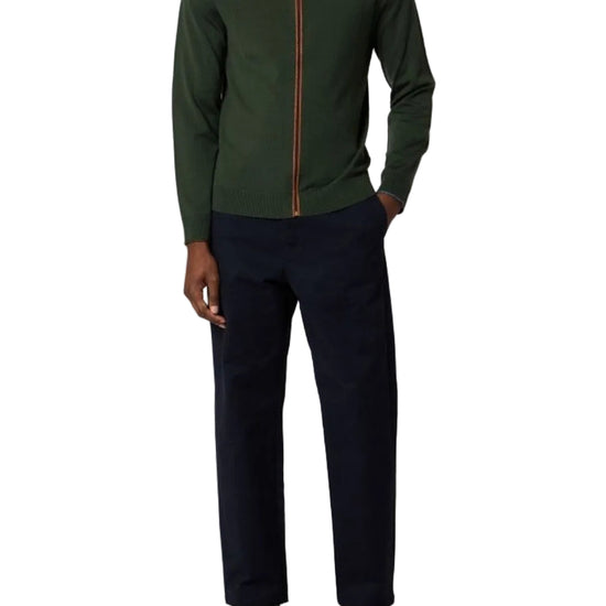 Paul Smith groene merino cardigan gedragen met een donkerblauwe broek en groene schoenen