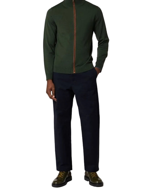 Paul Smith groene merino cardigan gedragen met een donkerblauwe broek en groene schoenen