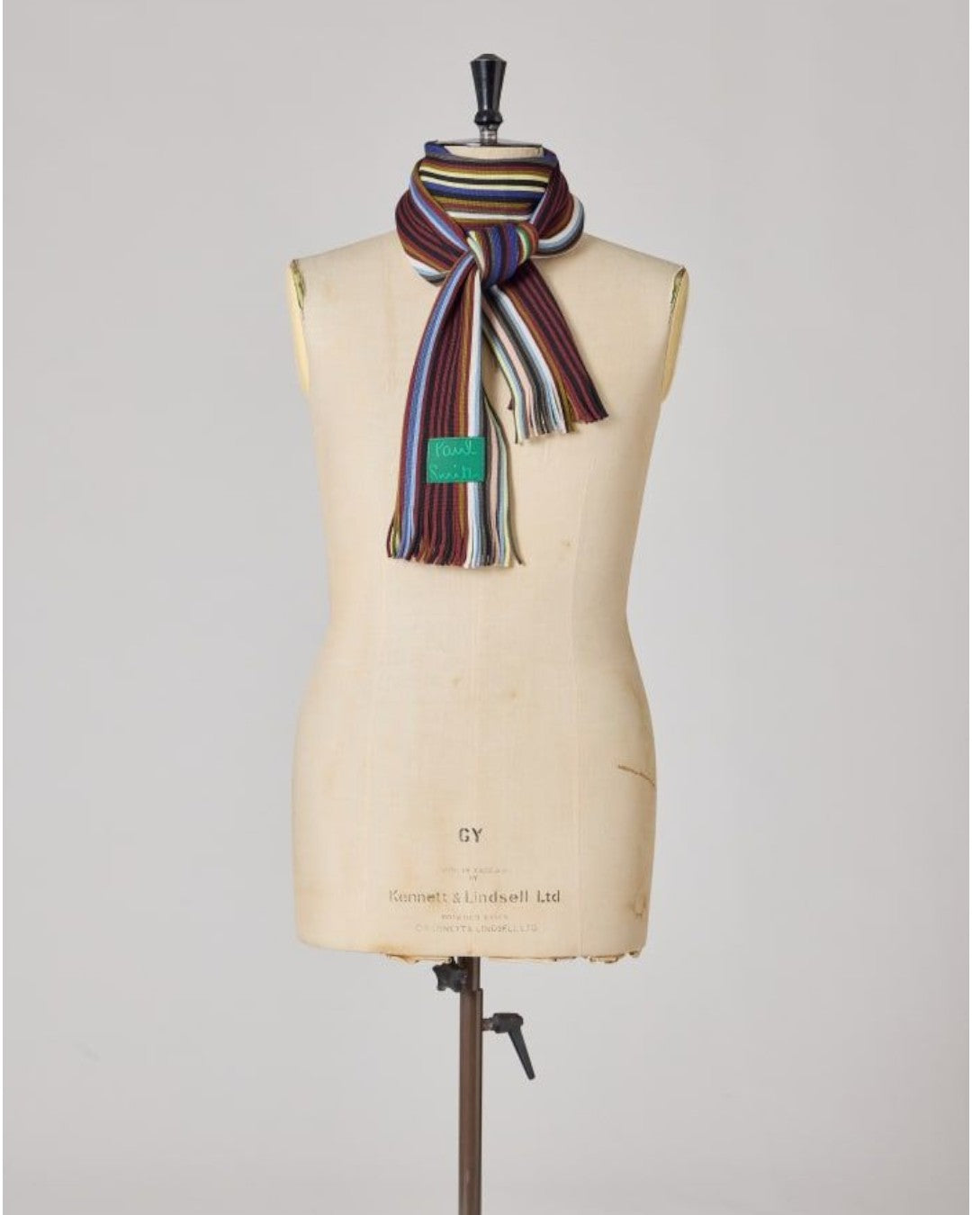 Paul Smith Iver Stripe Sjaal Blue — sjaal geknoopt op paspop