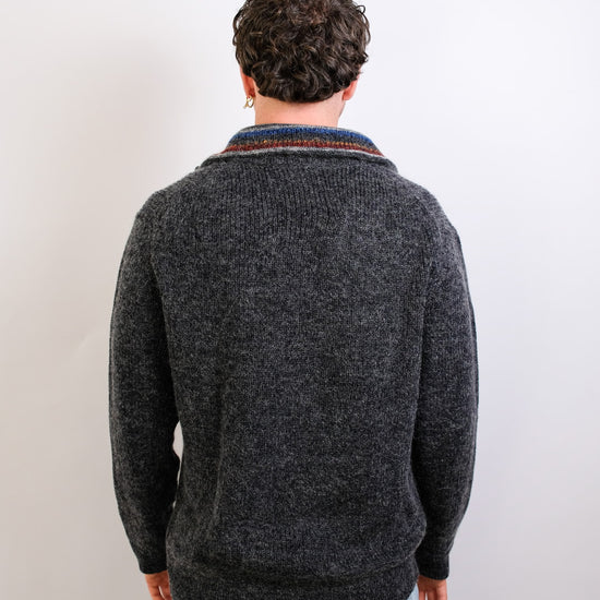 Paul Smith grijze half-zip trui met gestreepte binnenkraag, gedragen achteraanzicht