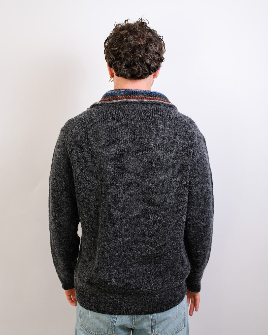 Paul Smith grijze half-zip trui met gestreepte binnenkraag, gedragen achteraanzicht