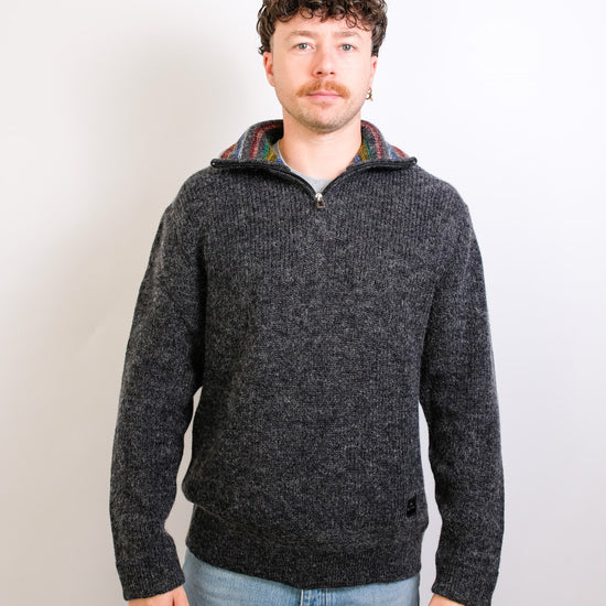 Paul Smith grijze half-zip trui met gestreepte binnenkraag, gedragen vooraanzicht