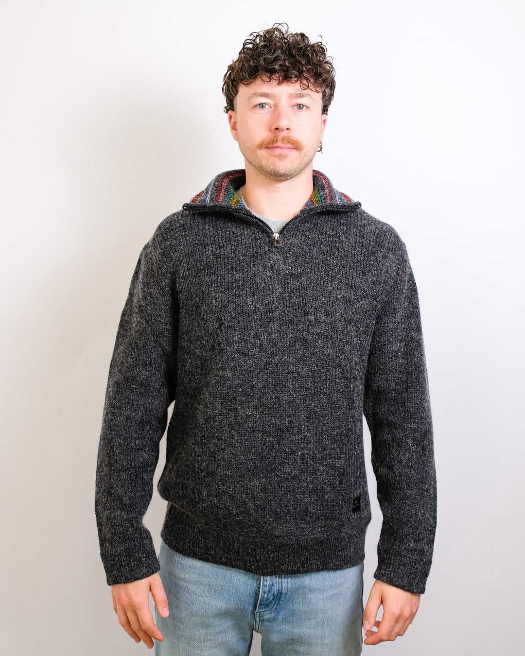 Paul Smith grijze half-zip trui met gestreepte binnenkraag, gedragen vooraanzicht
