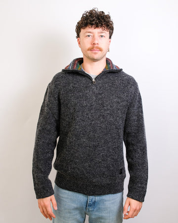 Paul Smith grijze half-zip trui met gestreepte binnenkraag, gedragen vooraanzicht