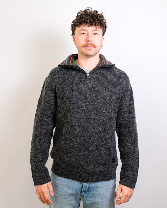 Paul Smith grijze half-zip trui met gestreepte binnenkraag, gedragen vooraanzicht