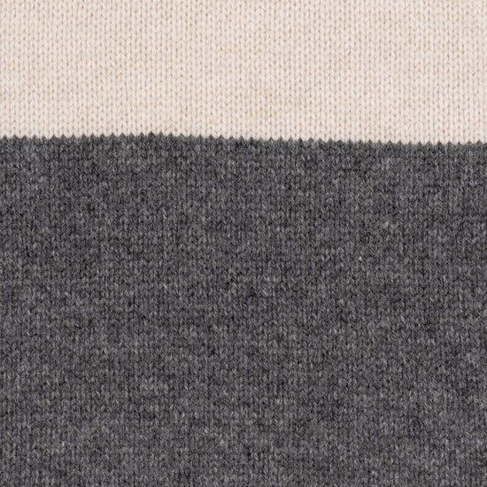 Breiseldetail van Paul Smith Signature Intarsia sjaal in grijs en ecru