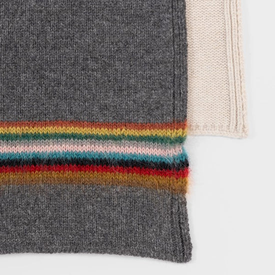Detail van kleurrijke Signature Stripe op grijze Paul Smith gebreide sjaal