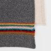 Detail van kleurrijke Signature Stripe op grijze Paul Smith gebreide sjaal