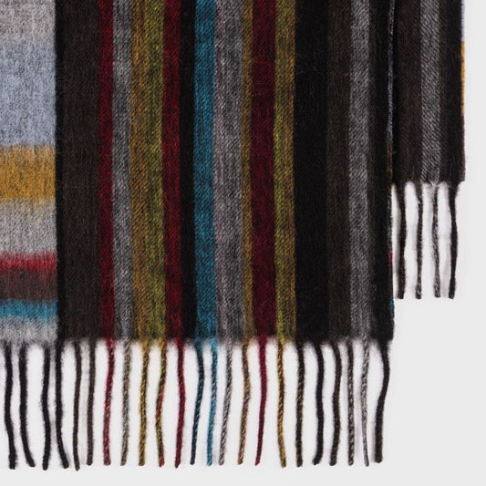 Detail van het strepenpatroon en de franjes van de Paul Smith Signature Mash Up sjaal