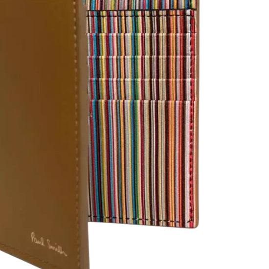 Detail van de bruinbeige Paul Smith portefeuille met gestreepte binnenkant