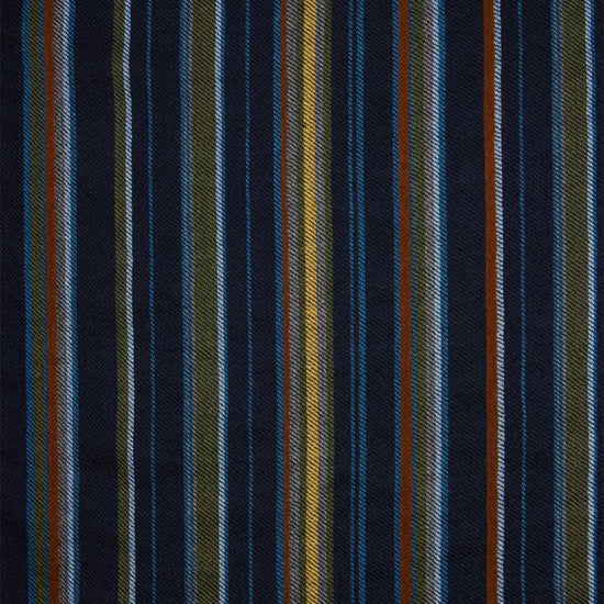 Detail van de fijne meerkleurige strepen op de donkerblauwe Paul Smith sjaal