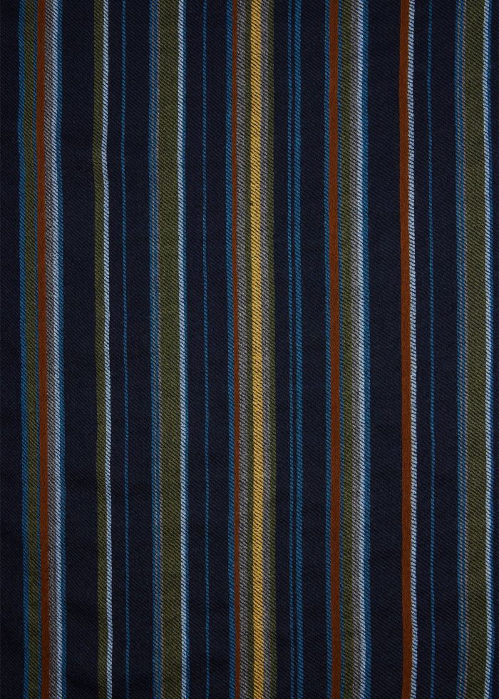 Detail van de fijne meerkleurige strepen op de donkerblauwe Paul Smith sjaal