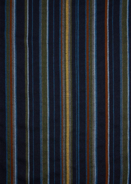 Detail van de fijne meerkleurige strepen op de donkerblauwe Paul Smith sjaal