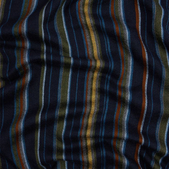Gedrapeerd detail van de fijne kleurstrepen op de navy Paul Smith jacquardsjaal