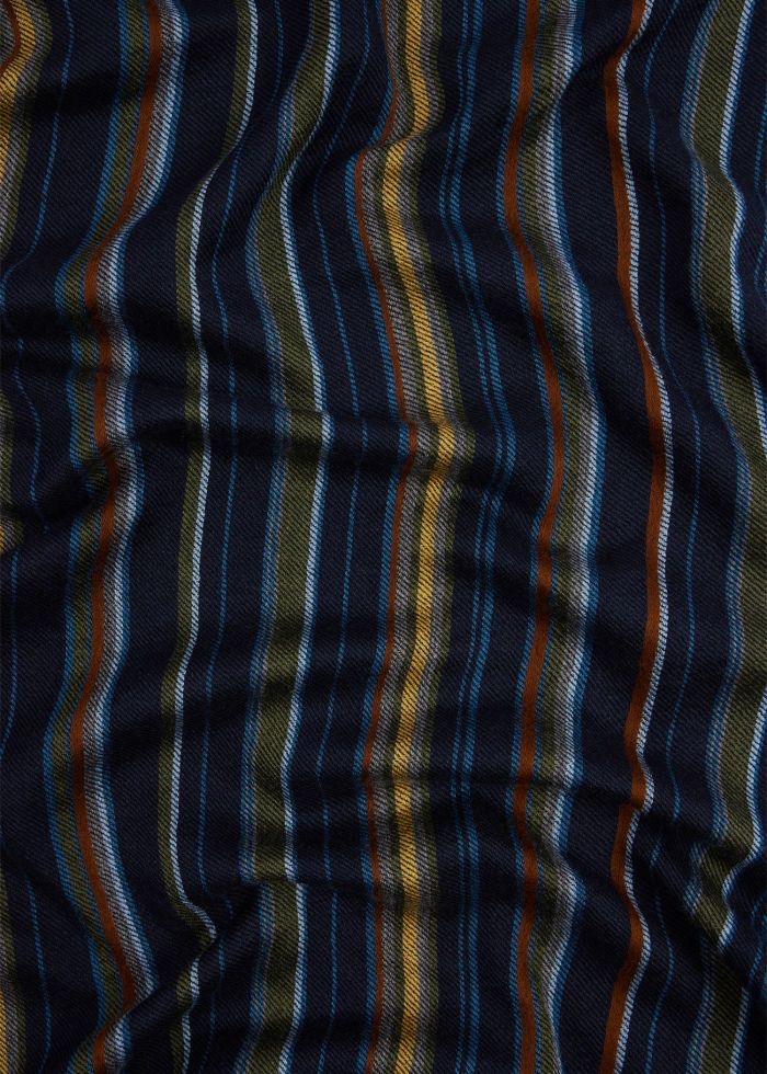 Gedrapeerd detail van de fijne kleurstrepen op de navy Paul Smith jacquardsjaal