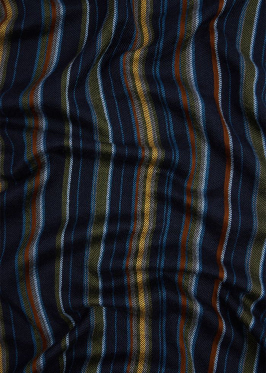 Gedrapeerd detail van de fijne kleurstrepen op de navy Paul Smith jacquardsjaal