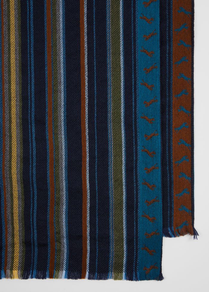 Detail van de grafische jacquardrand en franjes van de navy Paul Smith sjaal