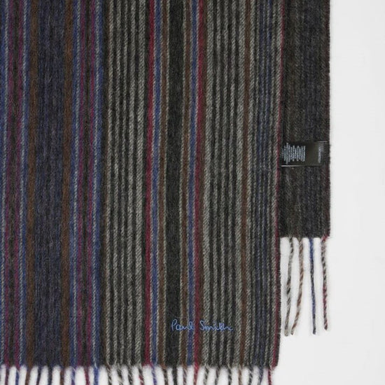 Detail van de franjes en het geborduurde Paul Smith-logo op de grijze lamswollen sjaal