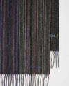 Detail van de franjes en het geborduurde Paul Smith-logo op de grijze lamswollen sjaal