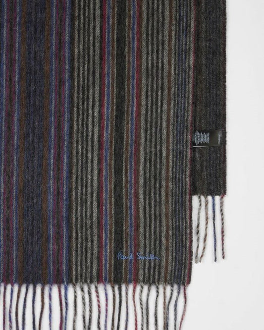 Detail van de franjes en het geborduurde Paul Smith-logo op de grijze lamswollen sjaal