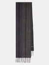 Paul Smith grijze Tonal Stripe sjaal met subtiele strepen en franjes, volledig afgebeeld