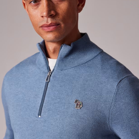 Paul Smith Zebra half-zip trui in grijsblauw, gedragen detail kraag zebralogo