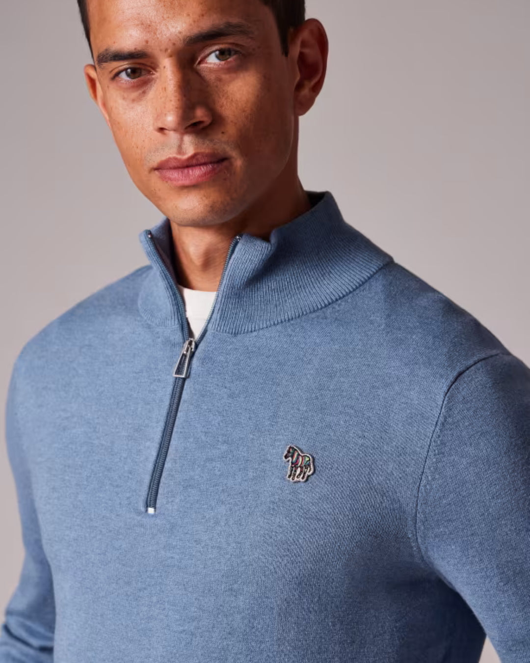 Paul Smith Zebra half-zip trui in grijsblauw, gedragen detail kraag zebralogo
