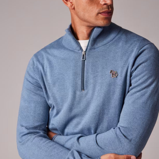 Paul Smith Zebra half-zip trui in grijsblauw, gedragen driekwart vooraanzicht