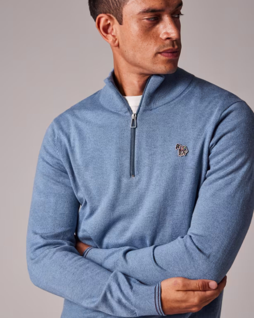 Paul Smith Zebra half-zip trui in grijsblauw, gedragen driekwart vooraanzicht