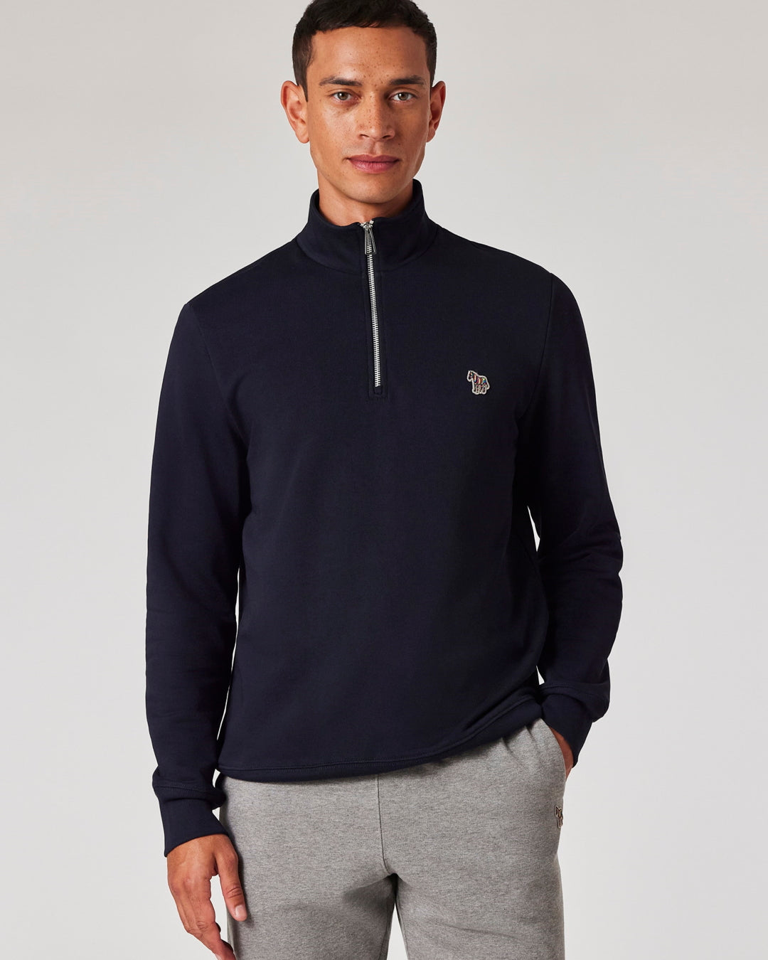 Paul Smith navy half-zip sweater met zebralogo, gedragen vooraanzicht