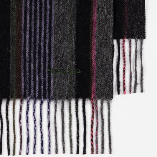 Detail van franjes en geborduurd logo op PS Paul Smith Trent Stripe sjaal