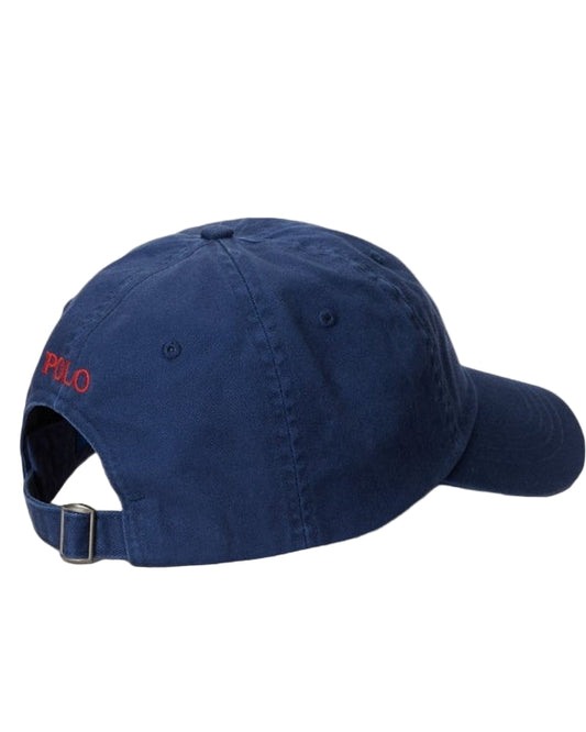 Ralph Lauren navy pet met rood Pony-logo, driekwart achteraanzicht