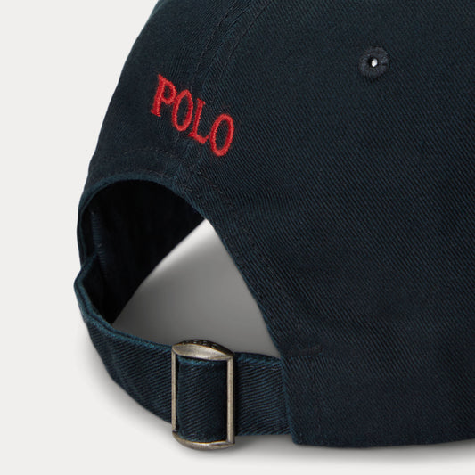 Ralph Lauren zwarte pet met rood Pony-logo, detail verstelband logo