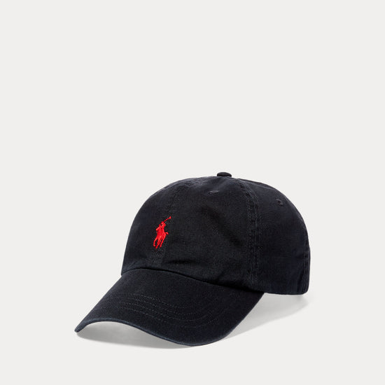 Ralph Lauren zwarte pet met rood Pony-logo, driekwart vooraanzicht