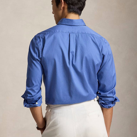 Ralph Lauren blauw hemd met rood borstlogo, gedragen achteraanzicht