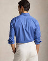 Ralph Lauren blauw hemd met rood borstlogo, gedragen achteraanzicht